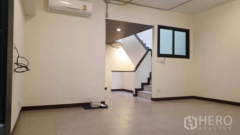 ทาวน์เฮาส์ ให้เช่าหรือขายในKhlong Toei, Bangkok - ห้องนั่งเล่นอีกส่วนพร้อมเครื่องปรับอากาศข้างบันได