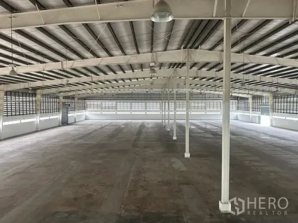 工厂 出租在Pathum Thani - 宽敞的厂房地面，钢桁架隔热屋顶与混凝土地坪。
