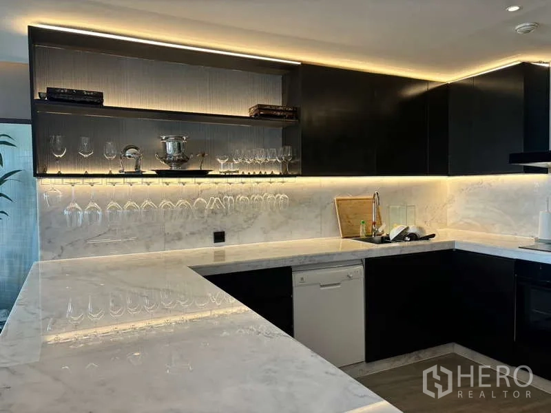 คอนโด ให้เช่าในWatthana, Bangkok - ครัวสไตล์กูร์เมต์ เคาน์เตอร์หินอ่อน ตู้สีดำ และไฟใต้ตู้