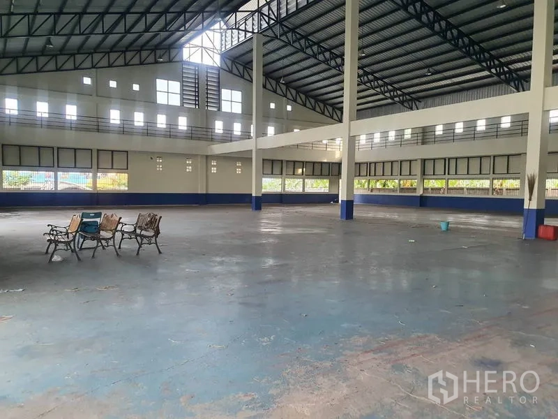 工厂 出租在Bang Bua Thong, Nonthaburi - 通高大空间生产大厅，钢桁架与开阔地面。