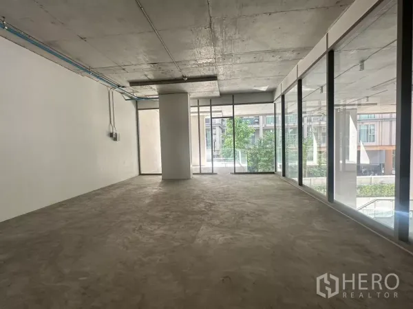 พื้นที่ขายปลีก ให้เช่า - แปลนเปิดโล่งพร้อมกระจกเต็มสูงและเสา มาพร้อมจุดรอระบบงานตกแต่ง