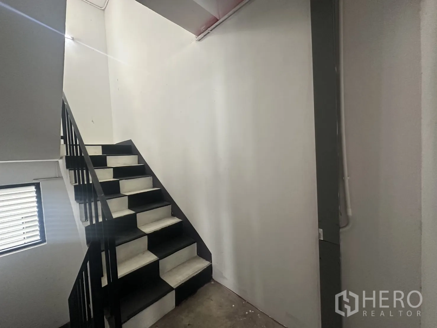 สำนักงานที่บ้าน ให้เช่าในPathum Wan, Bangkok - บันไดภายในราวเหล็กสีดำเชื่อมต่อทุกชั้นของอาคาร