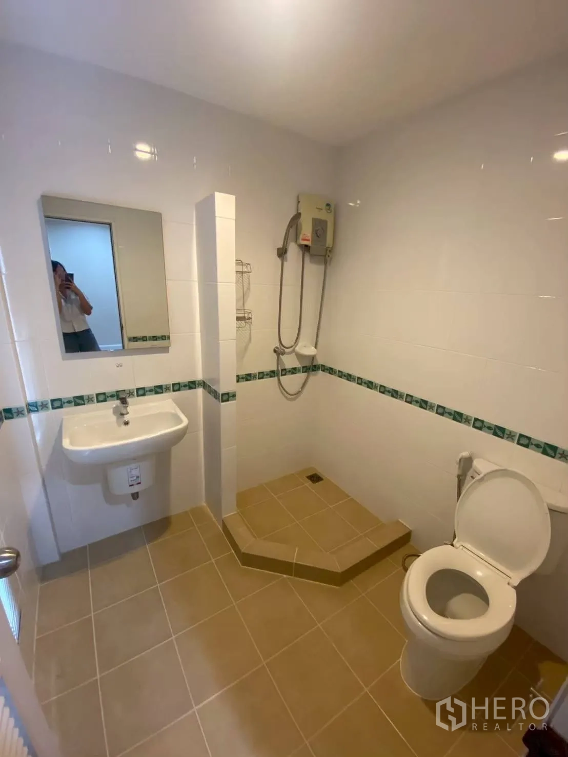 Townhouse for rent in Bang Kapi, Bangkok - Tiled bathroom with shower area, water heater, and toilet.
