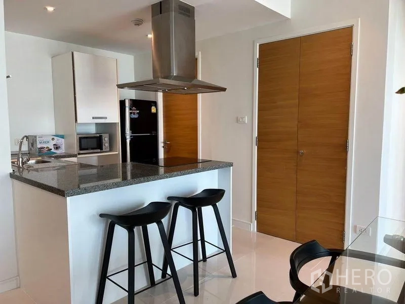 คอนโด ให้เช่าในWatthana, Bangkok - ครัวไอส์แลนด์ท็อปหิน พร้อมเครื่องดูดควันและสตูลบาร์