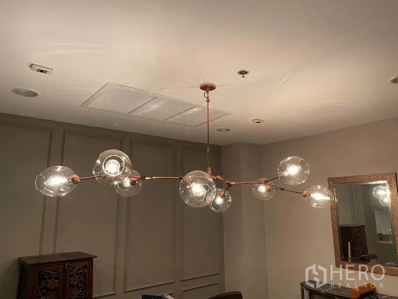 公寓 出售在Sathon, Bangkok - 餐区铜色框架玻璃气泡吊灯特写，设计感十足。