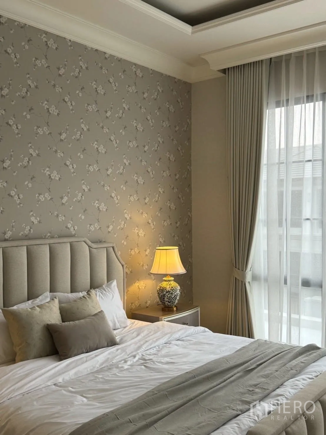 独立式住宅 出租在Bang Kapi, Bangkok - 温馨卧室，软包床头、花卉墙纸与纱帘