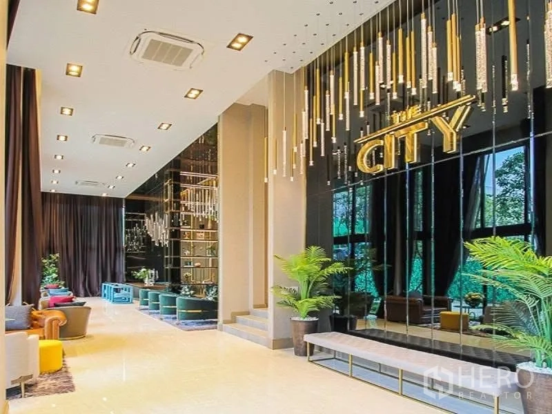 Detached House for rent or sale in Wang Thonglang, Bangkok - Grand lobby with chandelier lighting, tall mirrors and lounge areas.