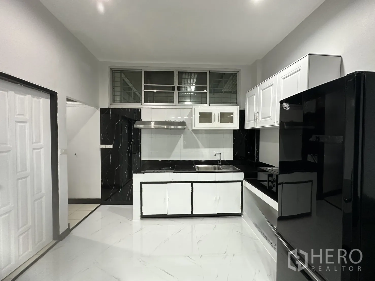 โฮมออฟฟิศ for rent in Khlong Toei, Bangkok - ครัวโทนขาวดำ ตู้แขวน อ่างล้างจาน เครื่องดูดควัน และตู้เย็น