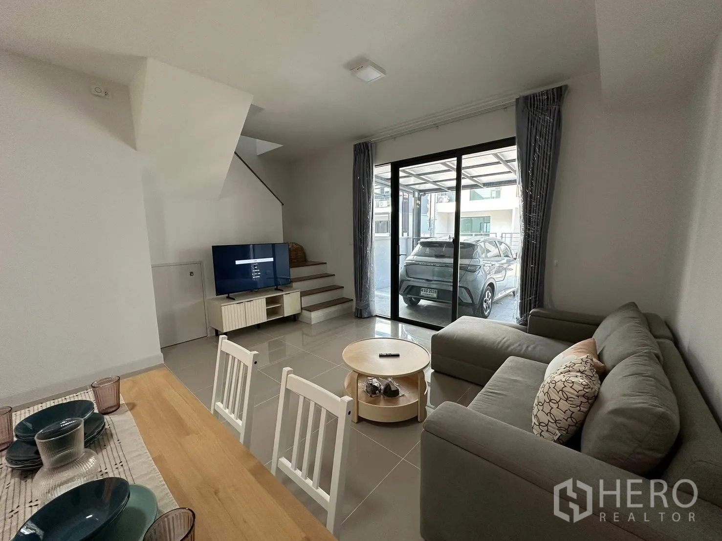 ทาวน์เฮาส์ for rent in Bang Phli, Samut Prakan - ประตูกระจกบานเลื่อนเปิดสู่ที่จอดรถหน้าบ้านมีหลังคาและรถจอด