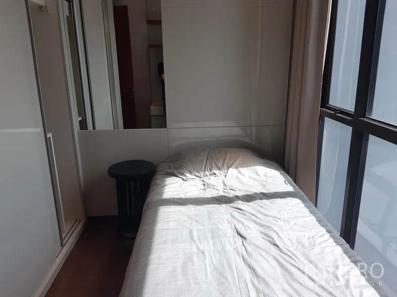 คอนโด ให้เช่าในKhlong Toei, Bangkok - ห้องนอนขนาดกะทัดรัด เตียงเดี่ยว กระจกเต็มบาน และตู้เสื้อผ้าบิวท์อิน