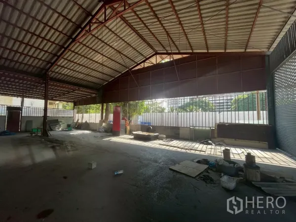 คลังสินค้า ให้เช่าหรือขายในYan Nawa, Bangkok - ภายในโกดังโครงเหล็ก หลังคาทรงจั่ว พร้อมช่องเปิดขนถ่ายสินค้า