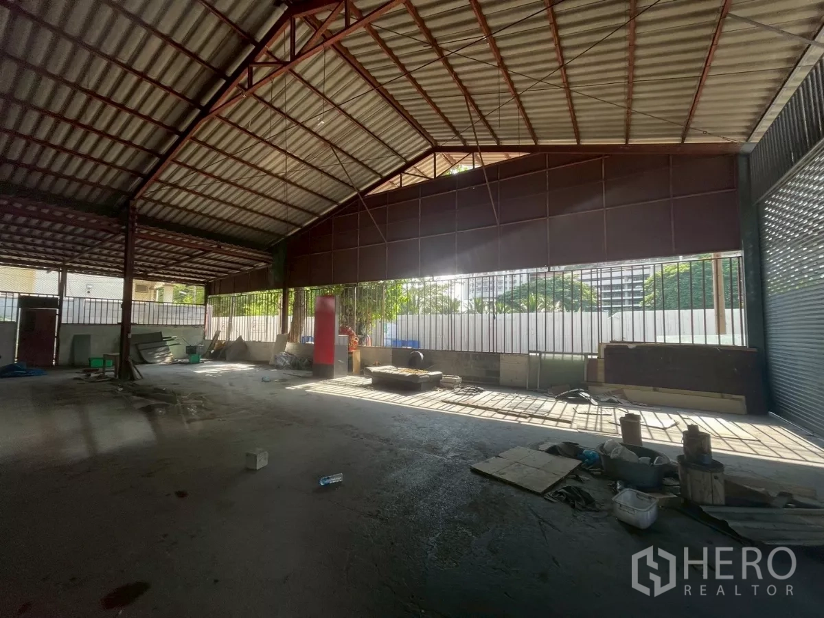 คลังสินค้า ให้เช่าหรือขายในYan Nawa, Bangkok - ภายในโกดังโครงเหล็ก หลังคาทรงจั่ว พร้อมช่องเปิดขนถ่ายสินค้า