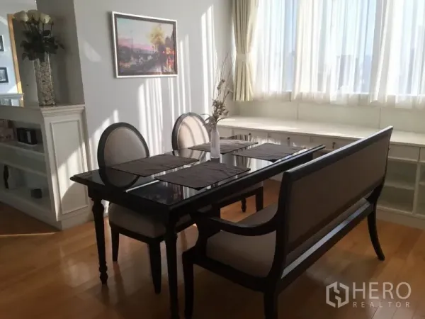 คอนโด ให้เช่าในKhlong Toei, Bangkok - มุมรับประทานอาหาร โต๊ะกระจกสีดำ ม้านั่งยาว และหน้าต่างรอบด้านพร้อมบิวท์อิน