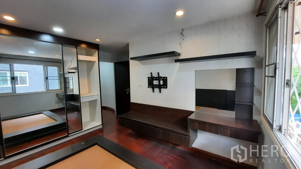 Townhouse for sale in Suan Luang, Bangkok - Bedroom with mirrored wardrobe, TV mount and built-in desk