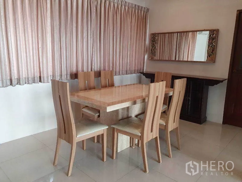 独立式住宅 出租在Phra Khanong, Bangkok - 六人餐区，临宽窗并配装饰壁镜。