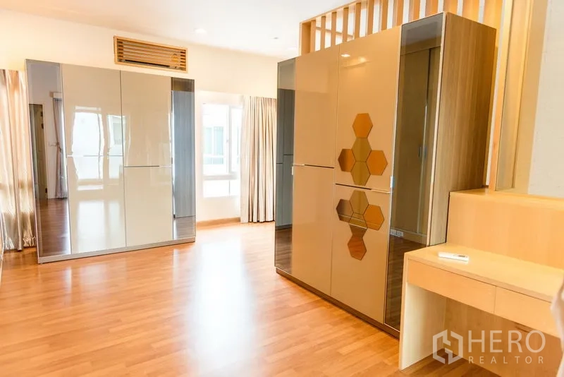 ทาวน์เฮาส์ ขายในWang Thonglang, Bangkok - ห้องนอนใหญ่พื้นไม้พร้อมตู้เสื้อผ้าบานเงา