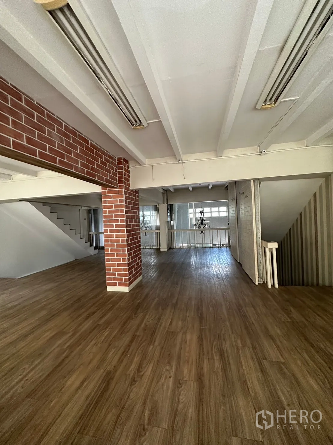 พื้นที่ขายปลีก ให้เช่าในWatthana, Bangkok - ชั้นเปิดโล่งพื้นไม้ ลายอิฐเปลือยและคานสีขาว