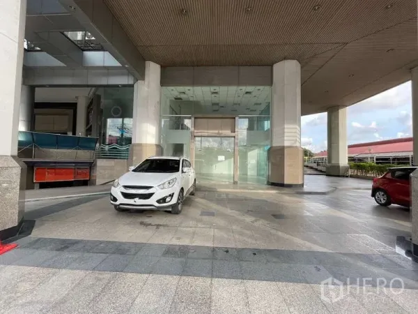 零售空间 出租在Yan Nawa, Bangkok - 有顶落客区与整面玻璃门面的商铺，前方可停车。