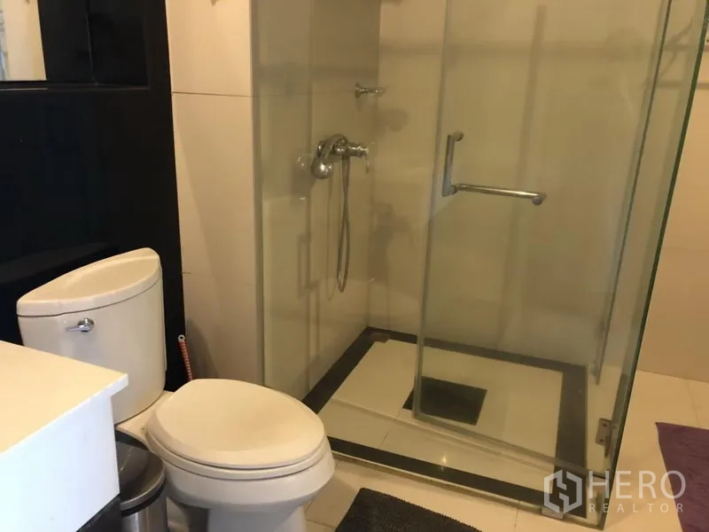 คอนโด ให้เช่าในPathum Wan, Bangkok - ห้องน้ำสมัยใหม่พร้อมฝักบัวกระจกกั้นและโถสุขภัณฑ์สีขาว