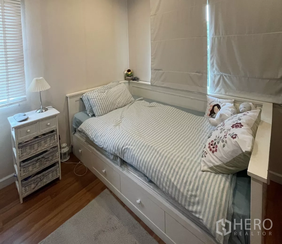 บ้าน ขายในMin Buri, Bangkok - ห้องนอนรองอบอุ่น เตียงเดย์เบดพร้อมลิ้นชัก เฟอร์นิเจอร์สีขาว