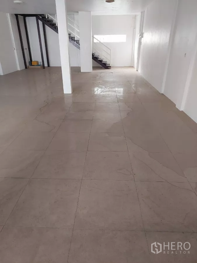 สำนักงานที่บ้าน ให้เช่าในYan Nawa, Bangkok - โถงพาณิชย์กว้าง พื้นกระเบื้องมันเงา มีบันไดด้านหลัง