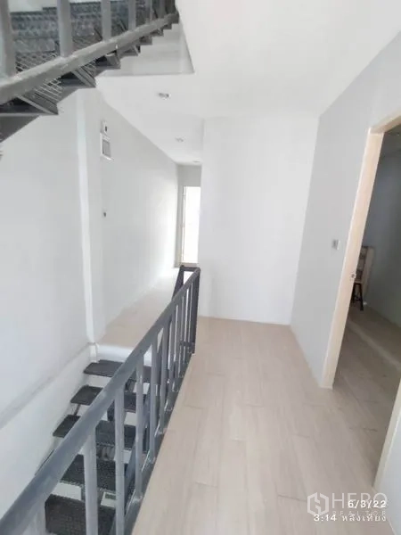 零售空间 出租在Phaya Thai, Bangkok - 上层平台，金属楼梯与走廊，连接多间房间。