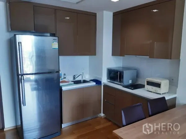 คอนโด ขายในKhlong Toei, Bangkok - ครัวคอนโดสมัยใหม่ มีตู้เย็นสแตนเลส ตู้บิวท์อิน ไมโครเวฟ และเตาไฟฟ้า