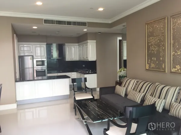 คอนโด ให้เช่าในWatthana, Bangkok - ครัวเปิดสไตล์โมเดิร์น ตู้บิวท์อินสีขาว เคาน์เตอร์หินสีดำ และเครื่องใช้สแตนเลส