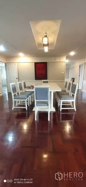 คอนโด ให้เช่าในWatthana, Bangkok - ห้องอาหารกว้าง โต๊ะยาวนั่งได้สิบที่ แขวนโคมไฟ และพื้นปาร์เกต์