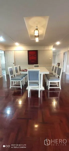 คอนโด ให้เช่าในWatthana, Bangkok - ห้องอาหารกว้าง โต๊ะยาวนั่งได้สิบที่ แขวนโคมไฟ และพื้นปาร์เกต์