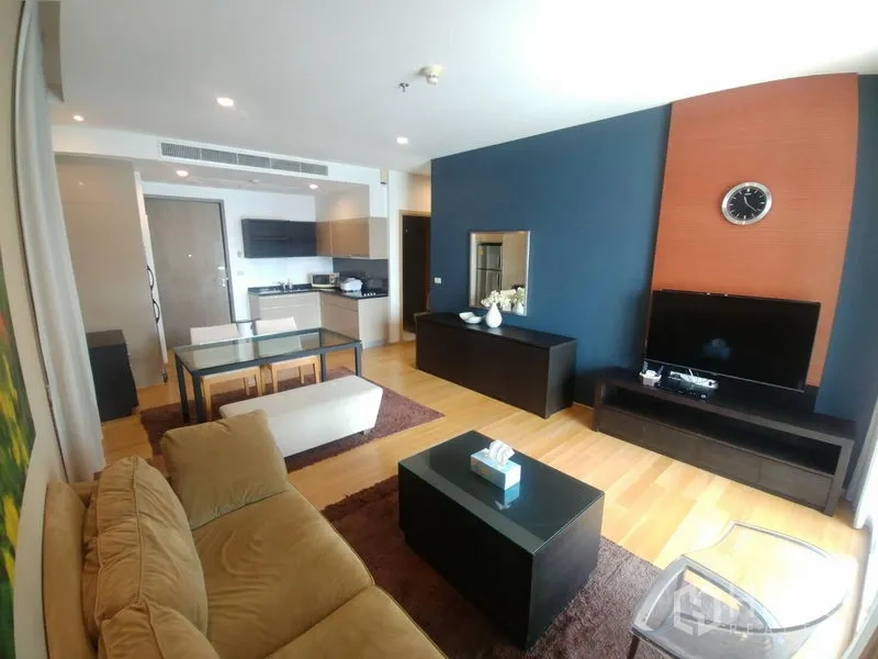 คอนโด ให้เช่าหรือขายในWatthana, Bangkok - ห้องนั่งเล่นแบบเปิดโล่ง มีผนังทีวี โต๊ะกินข้าวกระจก และพื้นไม้โทนอุ่น