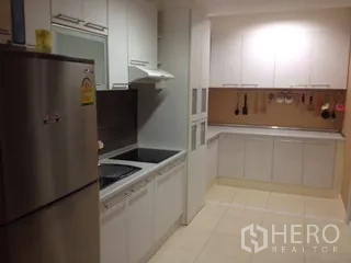 คอนโด ให้เช่าหรือขายในWatthana, Bangkok - ครัวปิดตู้สีขาวครบชุด พร้อมเตา เครื่องดูดควัน และตู้เย็นสแตนเลส