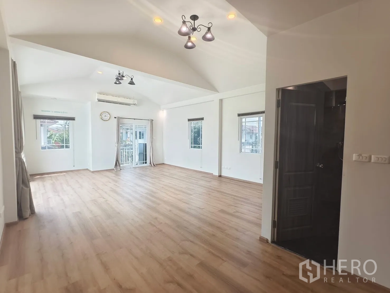 Detached House for rent in Bang Kapi, Bangkok - Large upstairs hall with balcony doors and ceiling lights.