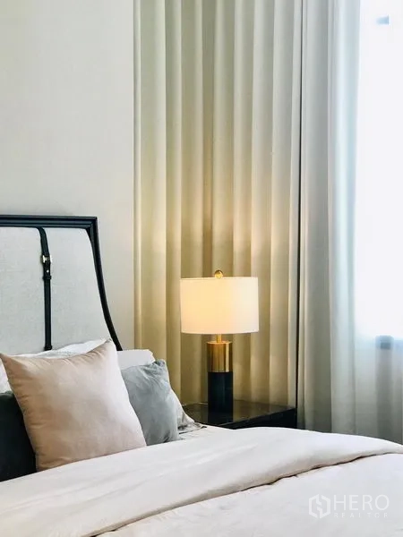 คอนโด ให้เช่าหรือขายในWatthana, Bangkok - ห้องนอนอบอุ่น เตียงหัวบุผ้า ชุดเครื่องนอนนุ่ม โคมข้างเตียง และผ้าม่านเต็มความสูง