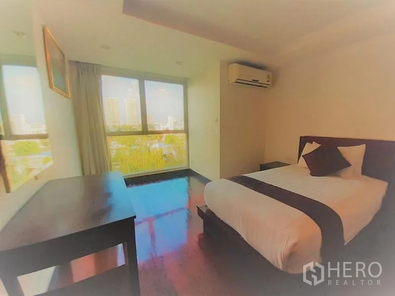 คอนโด ให้เช่าในWatthana, Bangkok - ห้องนอนพร้อมเตียงเดี่ยว วิวเมืองผ่านหน้าต่างกว้าง พื้นไม้เข้ม