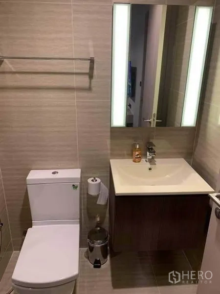 คอนโด ให้เช่าในDin Daeng, Bangkok - อ่างล้างหน้าและโถสุขภัณฑ์ พร้อมกระจกไฟแนวตั้งในห้องน้ำปูกระเบื้อง