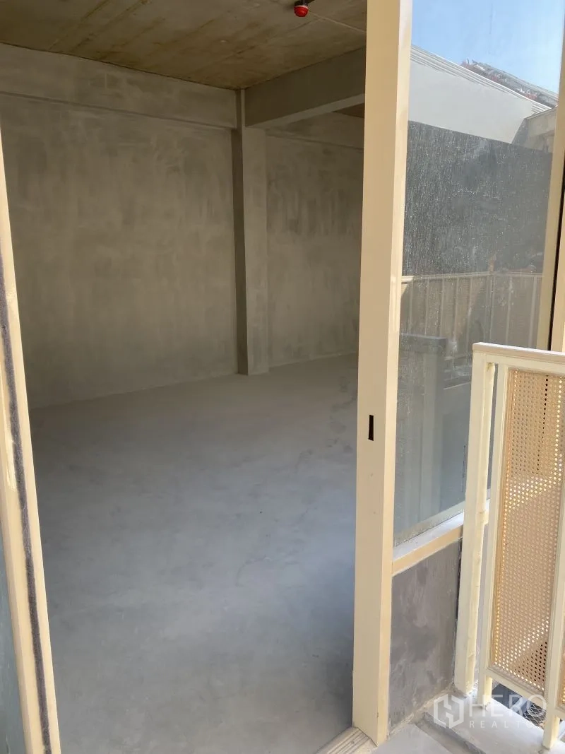 零售空间 出租在Watthana, Bangkok - 滑动玻璃门通往室外走道与阳台