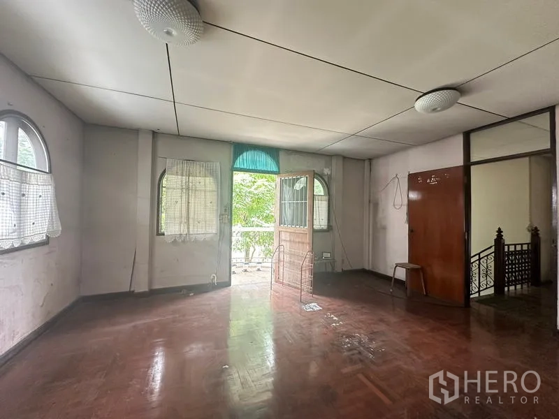 บ้าน ขายในPhra Khanong, Bangkok - ห้องว่างพื้นไม้ มีหน้าต่างซุ้มโค้งและประตูออกสู่ระเบียงเล็ก