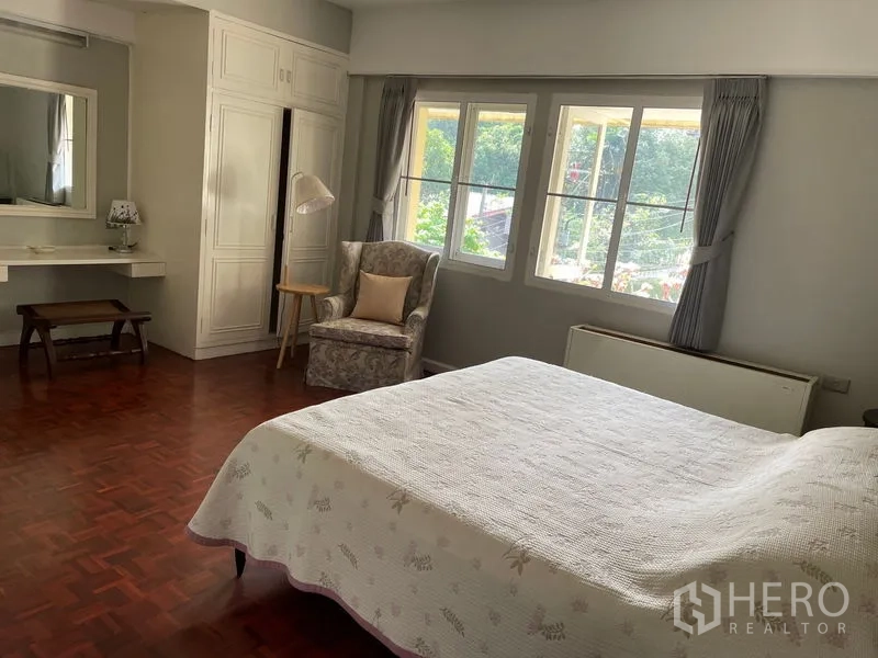 公寓 出租在Watthana, Bangkok - 转角卧室，带飘窗、梳妆台与单人沙发。