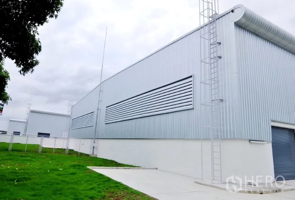 โรงงาน ให้เช่าในBang Sao Thong, Samut Prakan - ด้านหน้าคลังสินค้าทันสมัย มีช่องระบายอากาศ บันไดหนีไฟ และสนามหญ้า