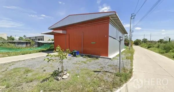 คลังสินค้า ให้เช่าในBang Kruai, Nonthaburi - ด้านข้างโกดังพร้อมลานโรยหิน ทางเข้าติดถนนคอนกรีต บรรยากาศโล่งเขียว