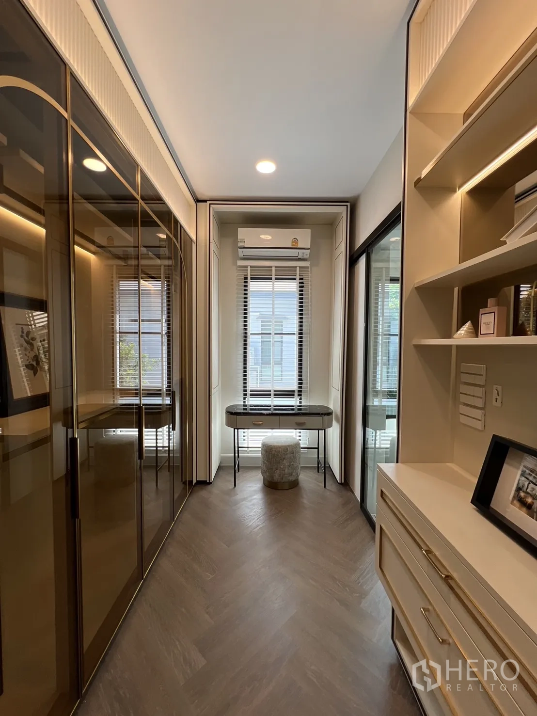 Detached House for rent in Saphan Sung, Bangkok - Walk‑in closet with glass wardrobes and vanity desk.