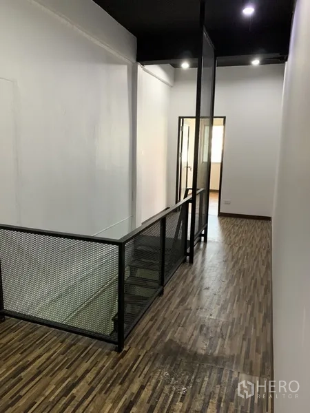 อาคารพาณิชย์ ให้เช่าในWatthana, Bangkok - โถงชั้นบน ราวกันตกตาข่าย ไฟสปอต และพื้นลายไม้