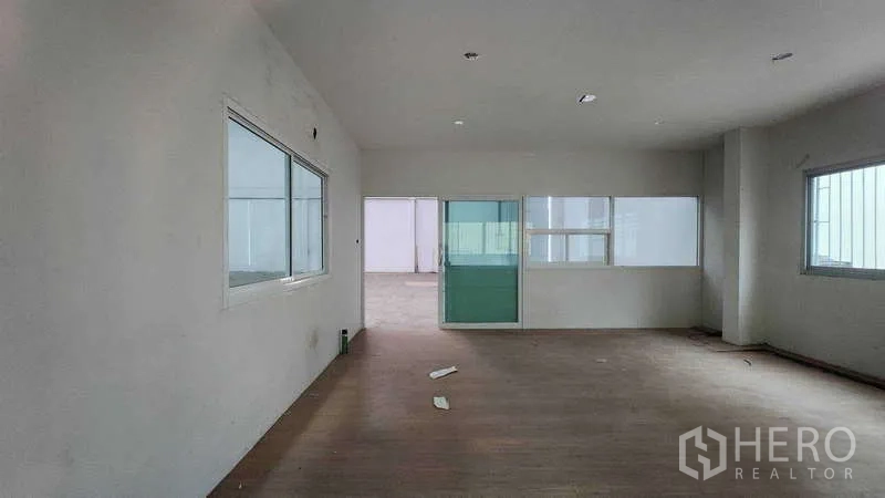 货栈 出租在Ban Phaeo, Samut Sakhon - 带推拉玻璃门的办公室，窗户多、地面为复合地板。