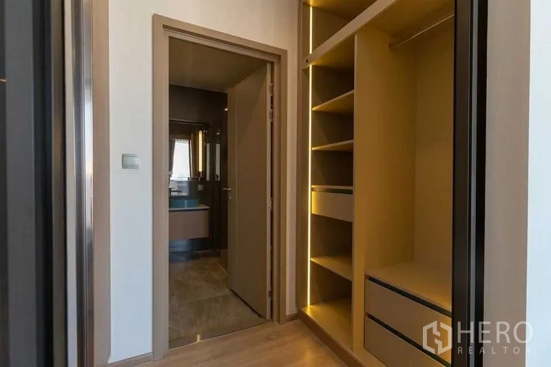 คอนโด ให้เช่าในWatthana, Bangkok - โถงตู้เสื้อผ้าบิวท์อิน ชั้นวางของพร้อมไฟสวยงาม เชื่อมต่อไปยังห้องน้ำ