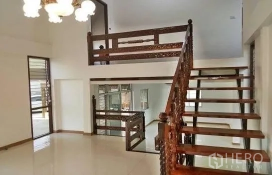 สำนักงานที่บ้าน ให้เช่าในChatuchak, Bangkok - โถงรับแขกเพดานสูง บันไดไม้แกะสลักและโคมระย้า