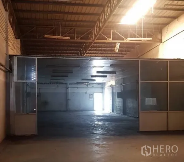 货栈 出租在Khlong Luang, Pathum Thani - 高挑钢结构屋顶的宽敞仓库地面，混凝土地坪与玻璃隔间