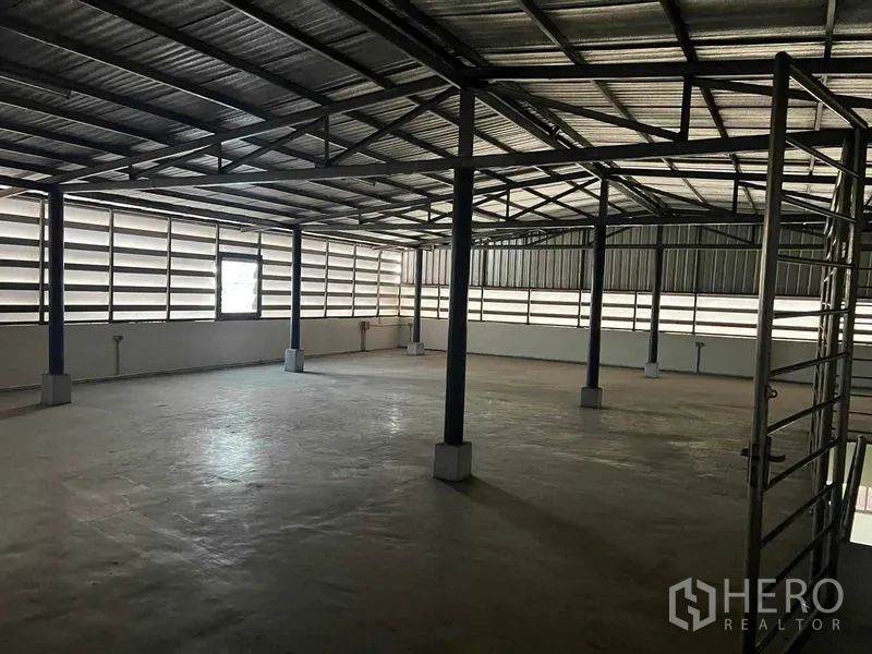 สำนักงานที่บ้าน ให้เช่าในTaling Chan, Bangkok - ชั้นเก็บของกว้างโครงสร้างเหล็ก ผนังระแนงระบายอากาศ