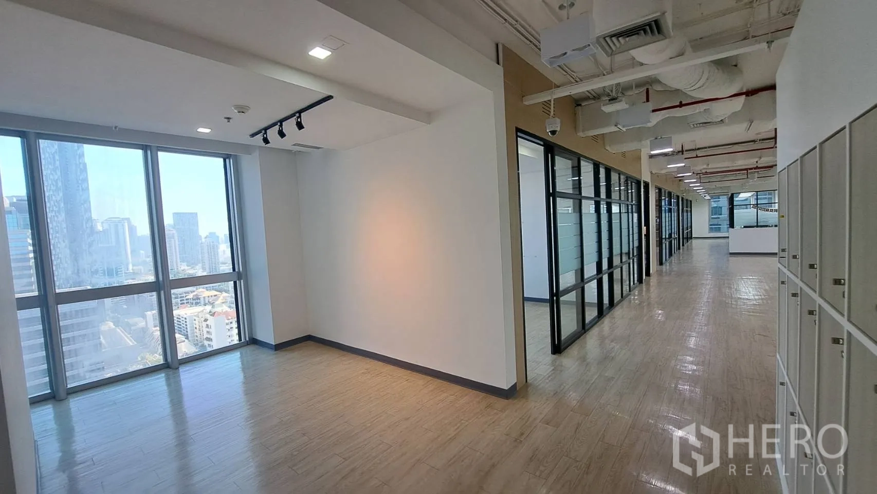 สำนักงาน ให้เช่าในYan Nawa, Bangkok - โถงทางเดินพร้อมล็อกเกอร์และห้องมุมกระจกมองเห็นวิวเมือง