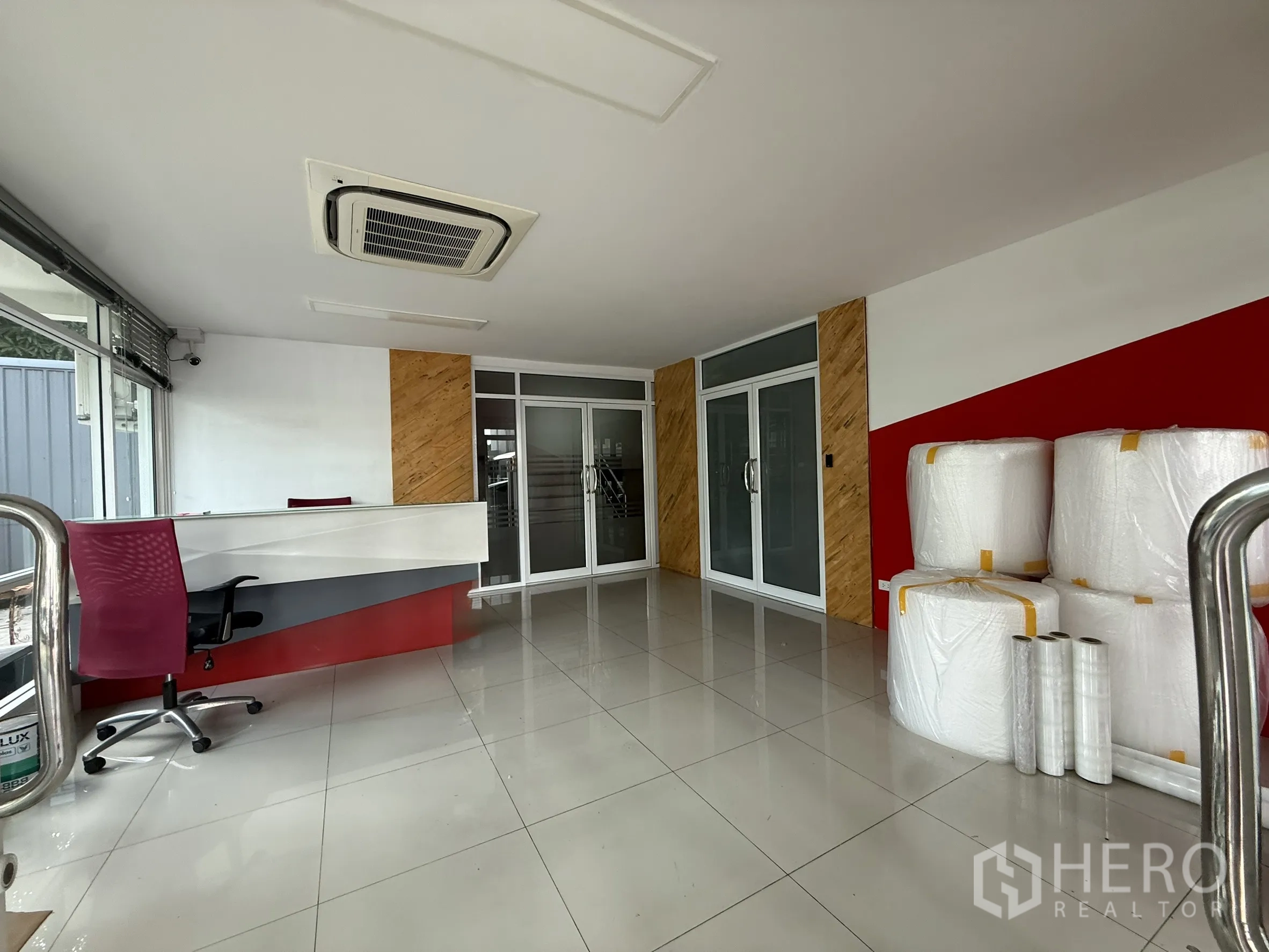 สำนักงาน ให้เช่าในBueng Kum, Bangkok - ล็อบบี้รับรองสว่างด้วยเคาน์เตอร์ต้อนรับและกระจกเต็มบาน